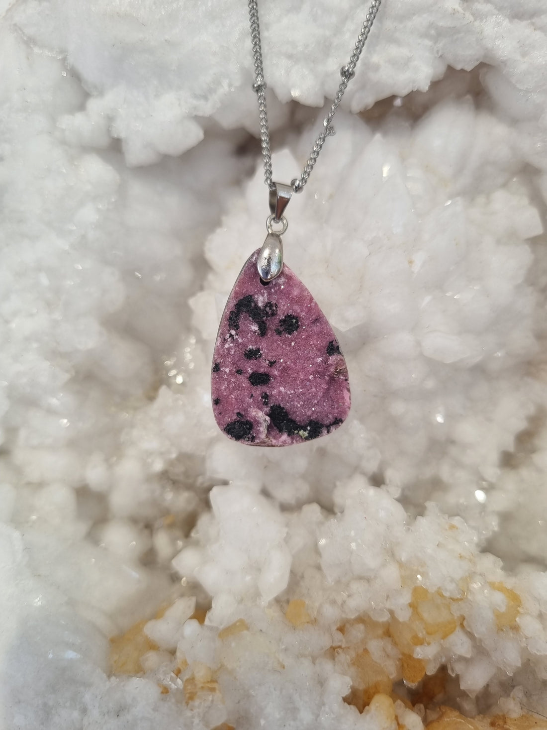 Pierre percée Cobaltocalcite