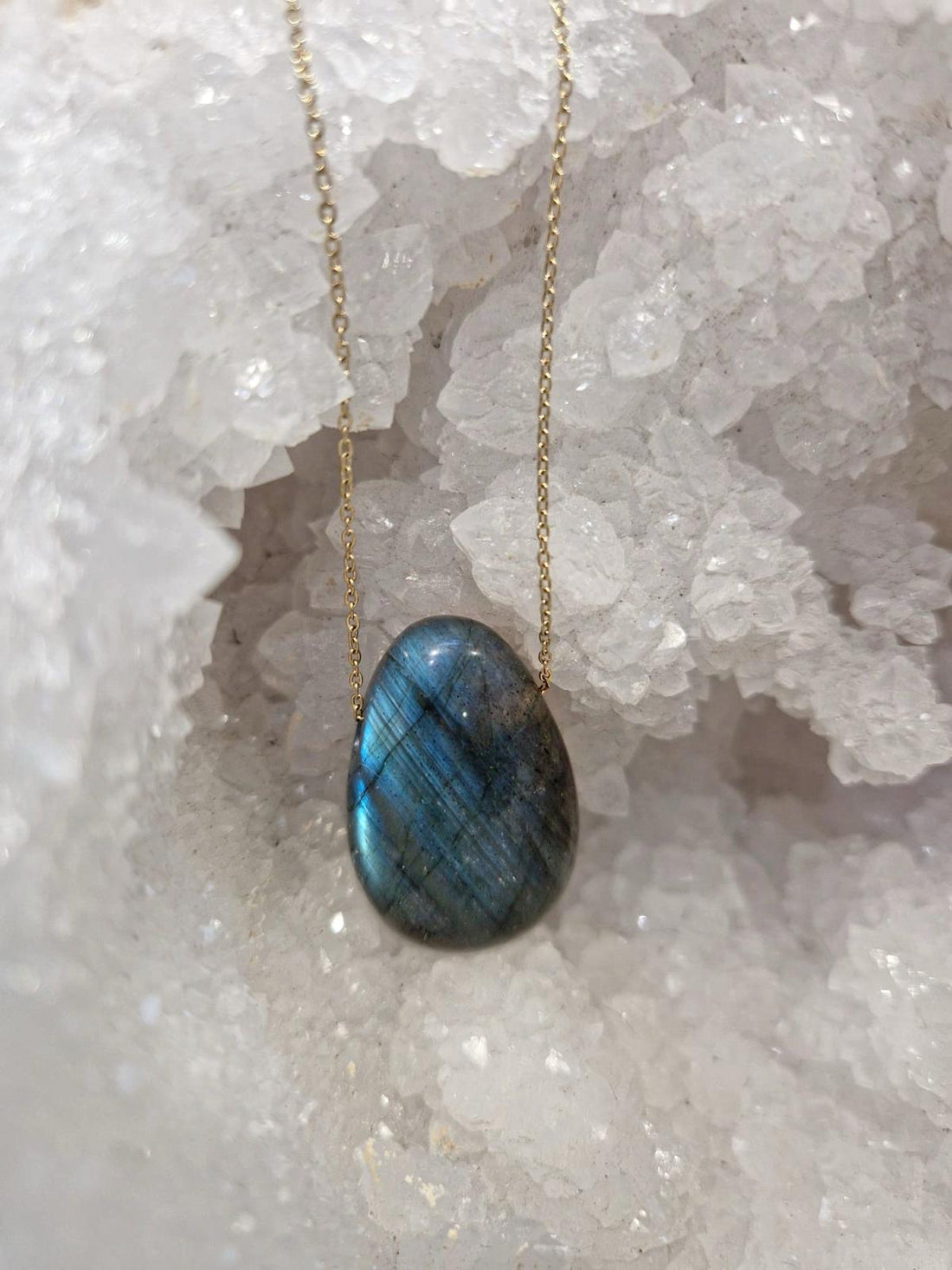Pierre percée Labradorite