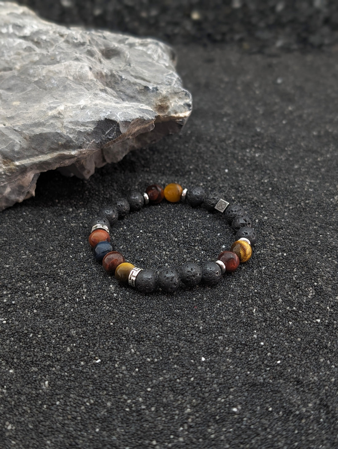 Bracelet Protection 3 Œils et Lave 8mm