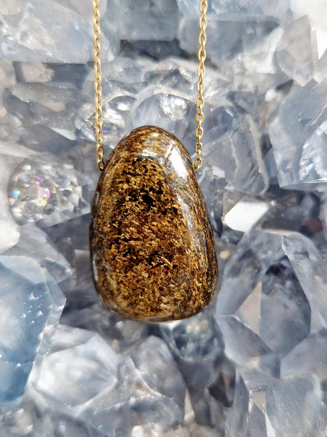 Pierre percée Bronzite