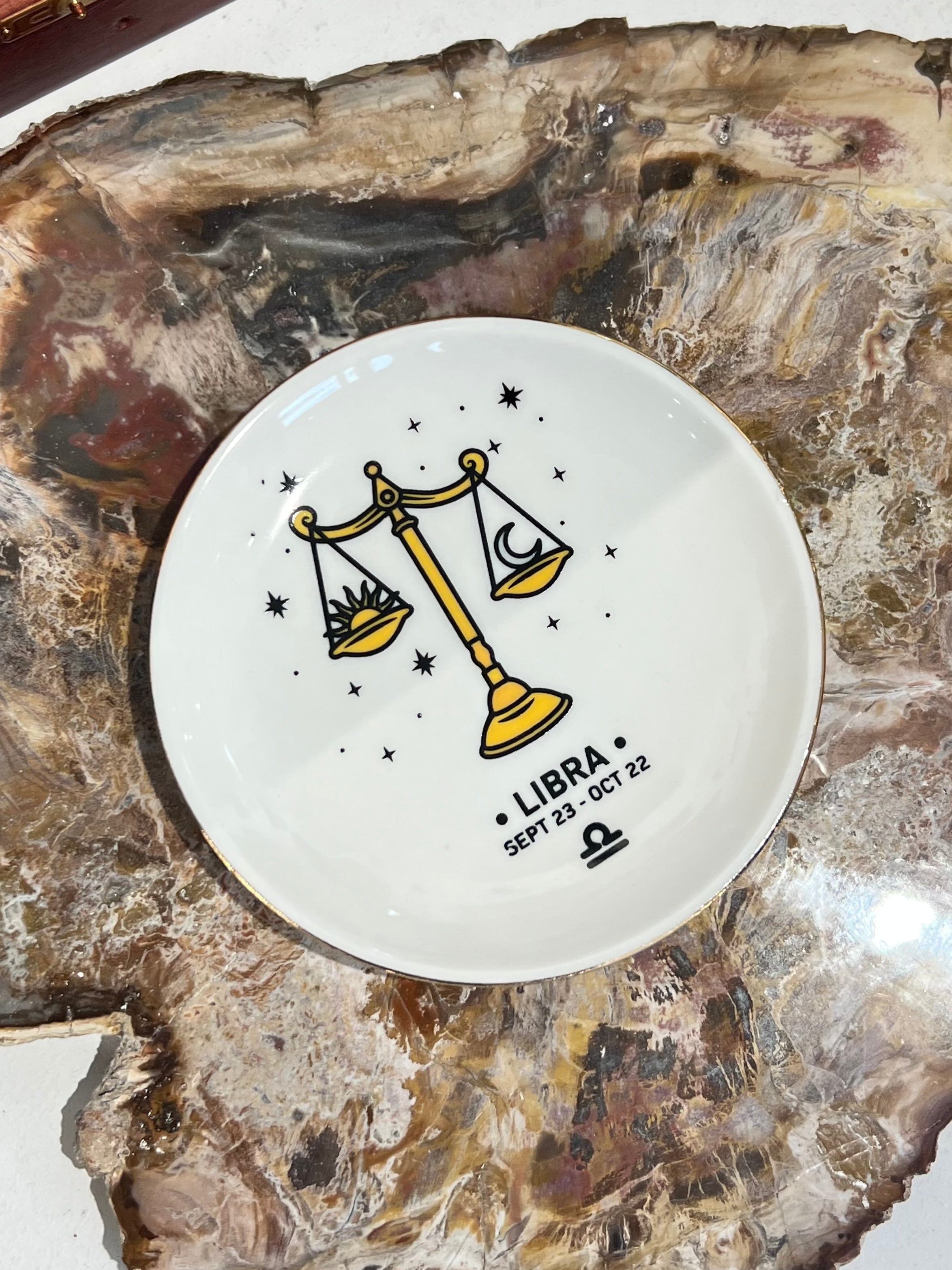 coupelle avec signe astrologique balance