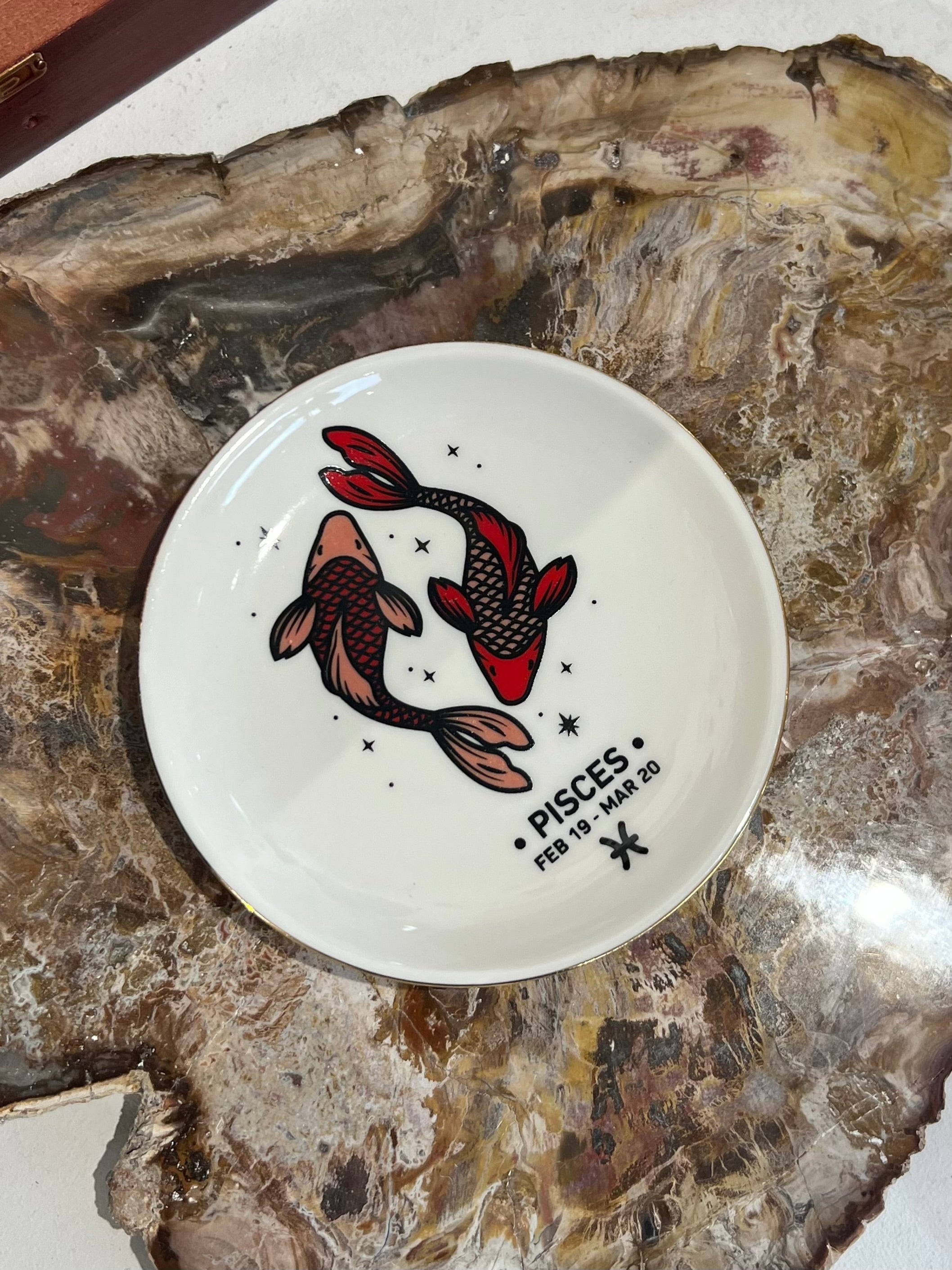 coupelle avec signe astrologique poissons