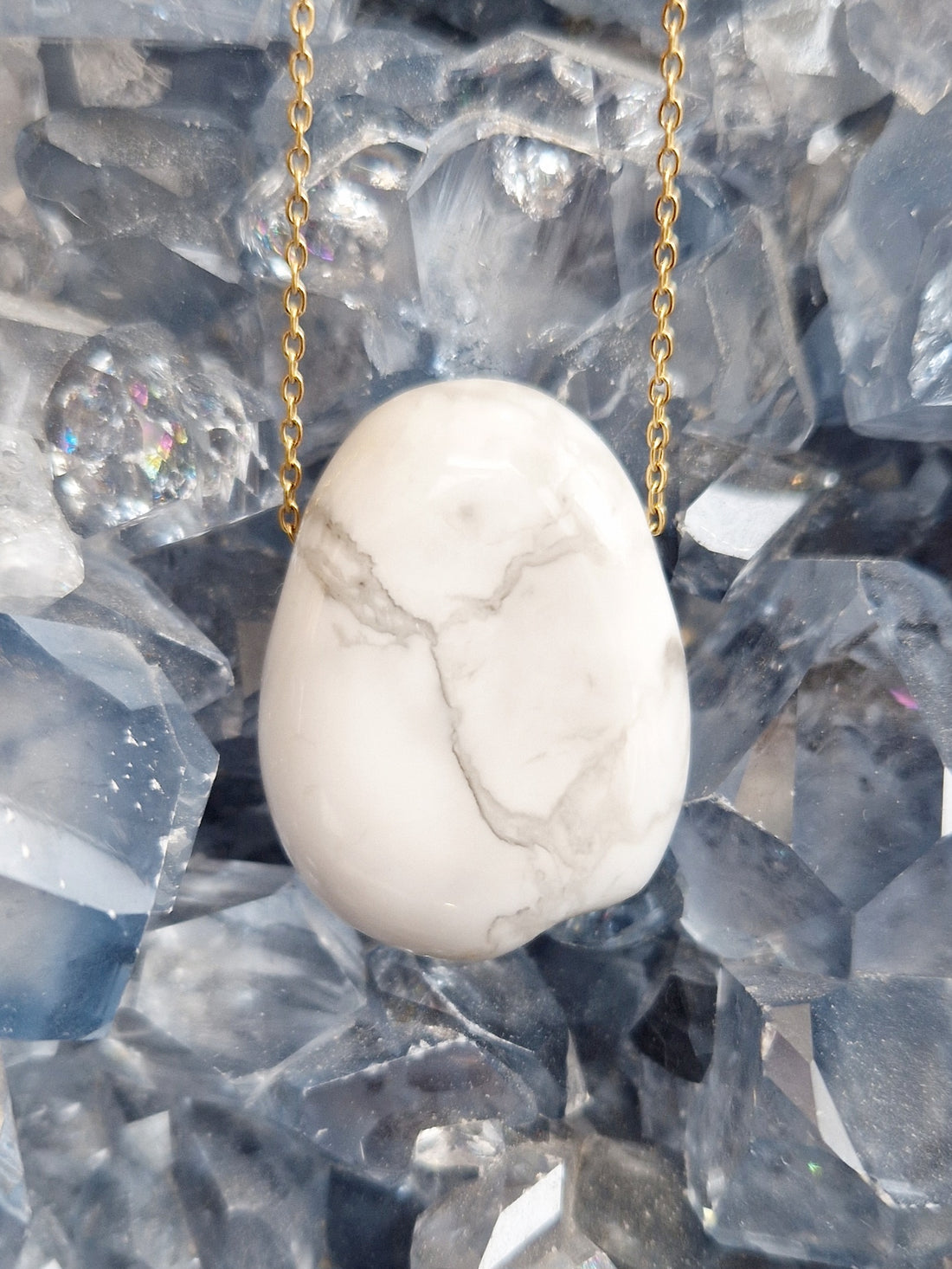 Pierre percée Howlite