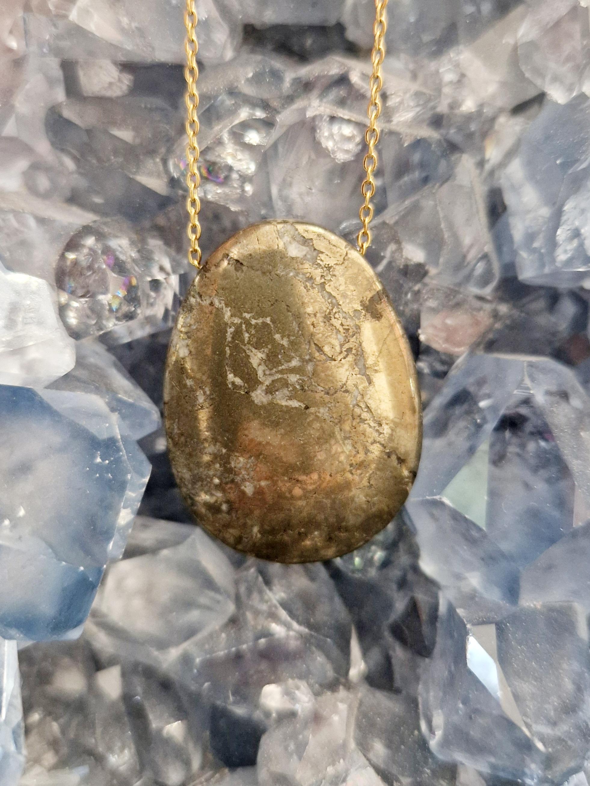Pierre percée Pyrite