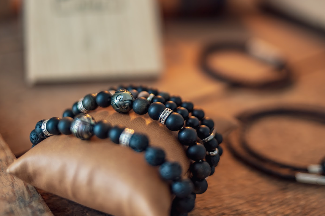 Bracelet Perle de Tahiti gravée, agate Mousse et agate Noire