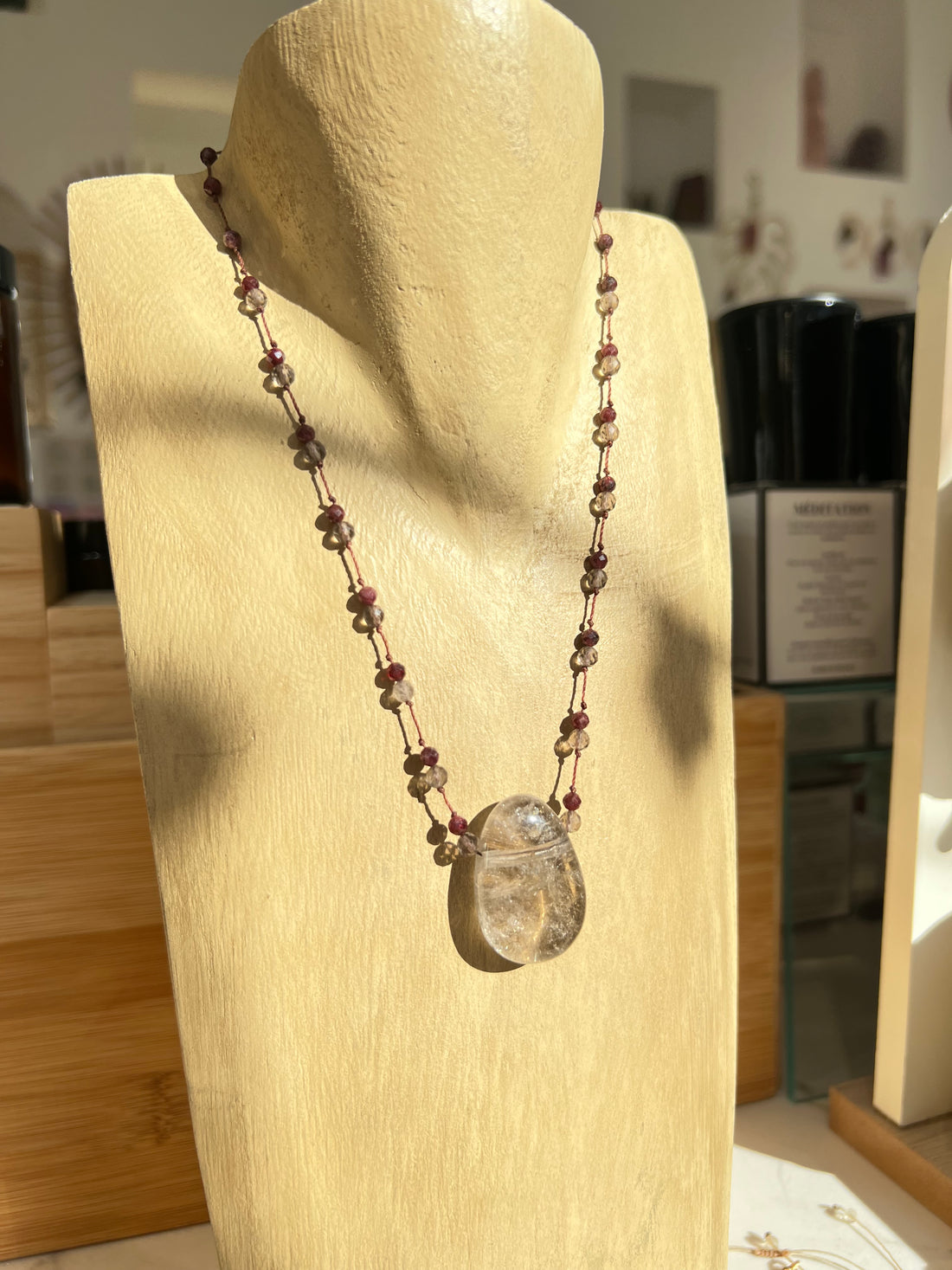 collier quartz fume et grenat 
